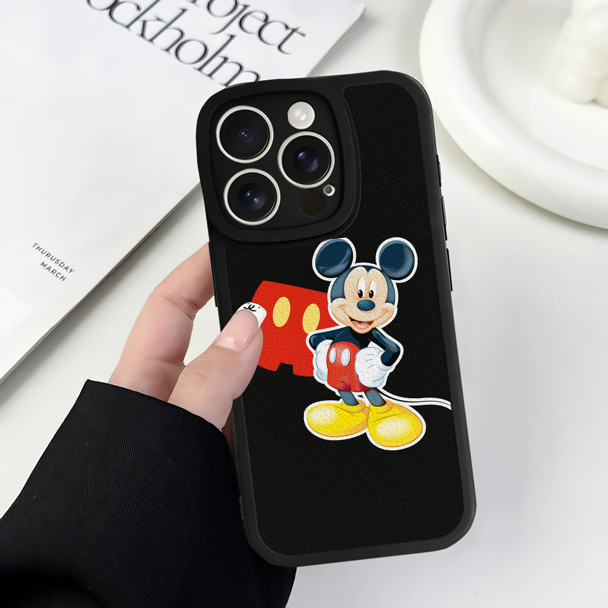 （画像用） ミッキーマウス Mickey Mouse 【iPhone 16シリーズ対応】シリコンスマホケース（レザー調） 材質：シリコン